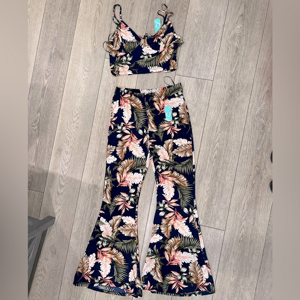 NWT Q Navy Large floral set (crop bralette and flare pants) size Large